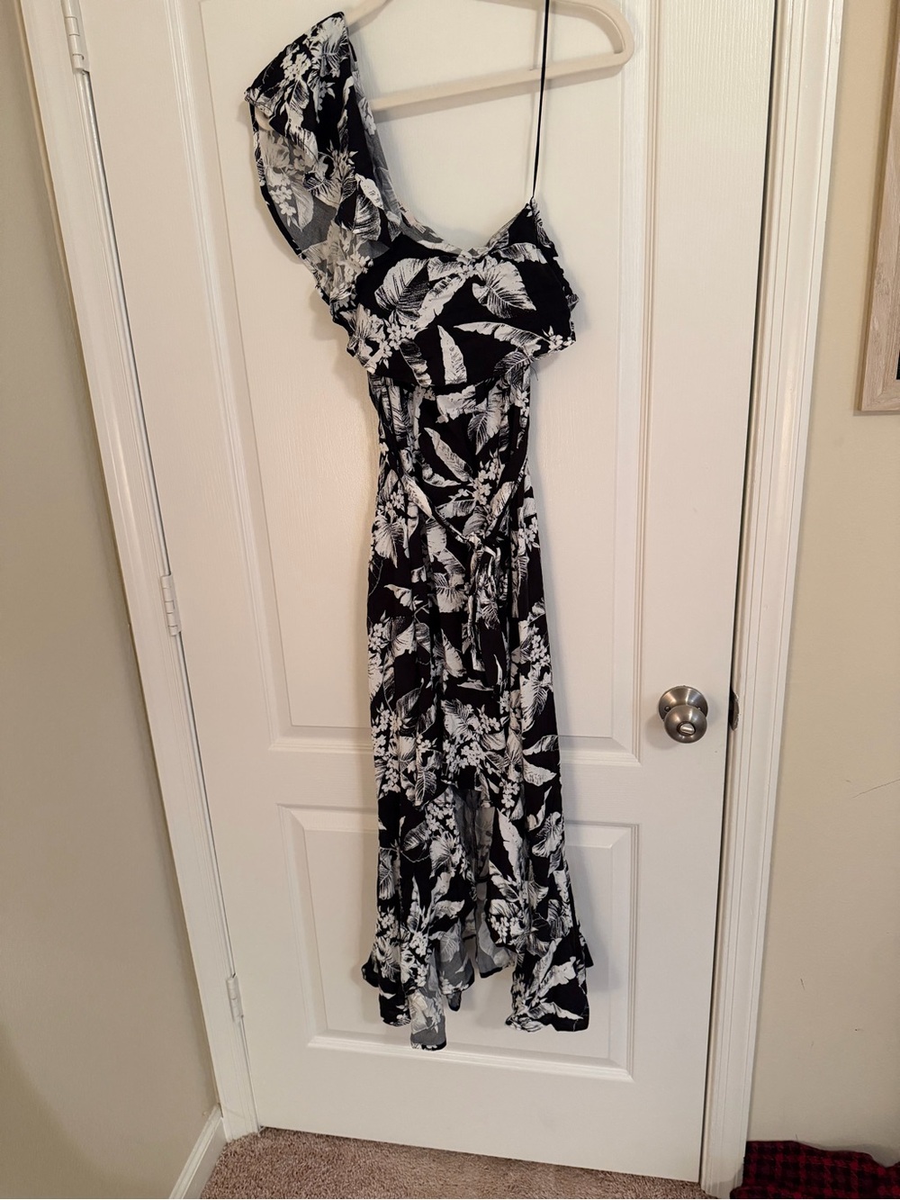 Francesca's Collections Black & White One-Shoulder Floral High-Low Dress - Picture 1 of 4